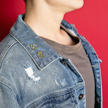 Load image into Gallery viewer, Genderqueer Flag - Medal Cube Pin-Pride Pin-PCMC_GENQ